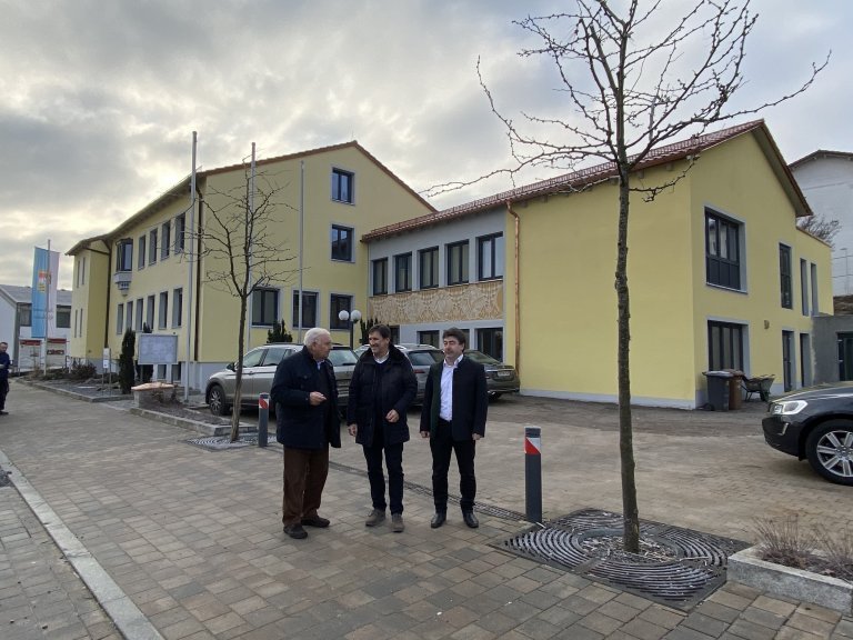 Gruppenfoto bei der Fertigstellung der Aufzuganlage im Rathaus