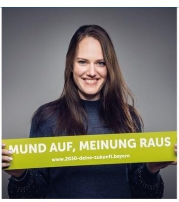 Frau hält Banner "Mund auf, Meinung raus"