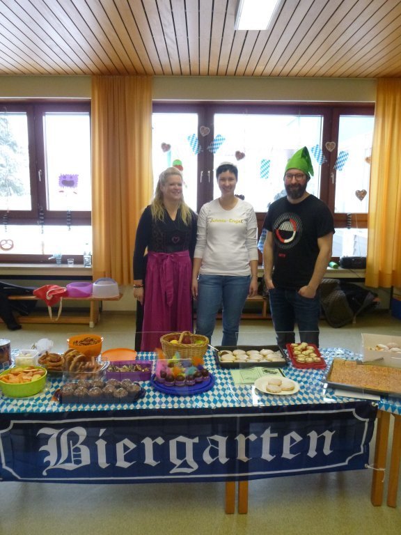 Kuchenverkauf bei der Faschingsfeier im Kindergarten