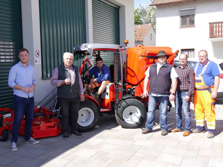 Bürgermeister Manfred Krä und von links: Bauamtsleiter Julian Mauerer, Andreas Schnur (Mitarbeiter Bereich Hausmeister), Florian Brückner (Mat Motorland), Kämmerer Martin Eyerer und Leiter Bereich Hausmeister Manfred Paukner mit dem neuen Fahrzeug