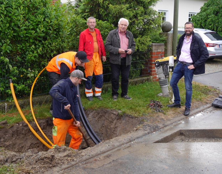 Mitarbeiter der Firma Streicher mit Polier Herr Zitzelsberger, Bürgermeister Manfred Krä, Breitbandbeauftragter der Verwaltungsgemeinschaft Aiterhofen Andreas Dorfner