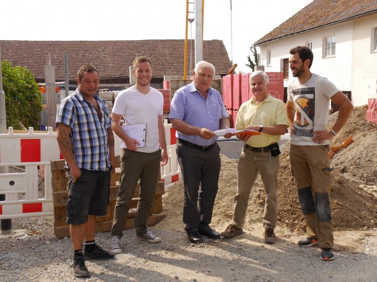 Gruppenfoto vor der Baustelle