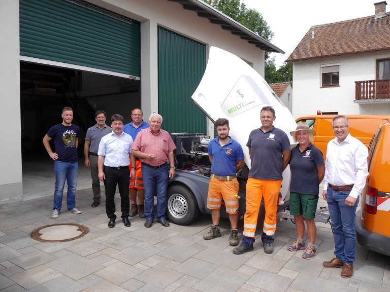 Gruppenfoto bei der Übergabe des Heißwassergerätes zur Unkrautvernichtung