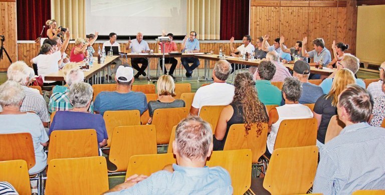 Gruppenfoto bei der Ablehnung des An­trag auf Um­bau der ehe­ma­li­gen Bay­ern-Ei-An­la­ge
