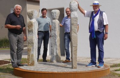 Gruppenfoto bei der Übergabe des Kunstwerkes am Bürgerhaus in Geltolfing