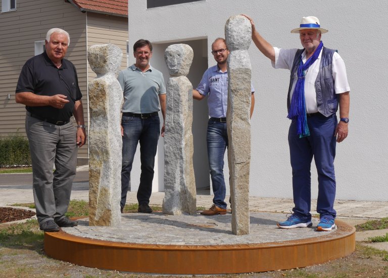 Gruppenfoto bei der Übergabe des Kunstwerkes am Bürgerhaus in Geltolfing
