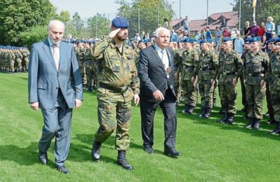 MdB a. D. Rainer Arnold, Oberfeldarzt Dr. André Schilling und Bürgermeister Manfred Krä schreiten die Formationen der angetretenen Rekruten ab