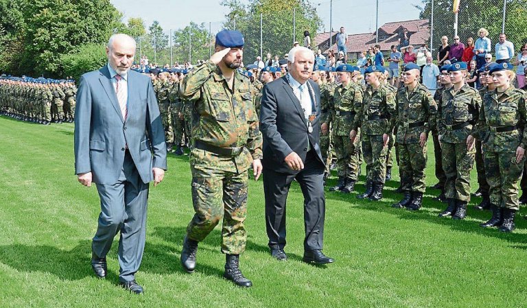 MdB a. D. Rainer Arnold, Oberfeldarzt Dr. André Schilling und Bürgermeister Manfred Krä schreiten die Formationen der angetretenen Rekruten ab