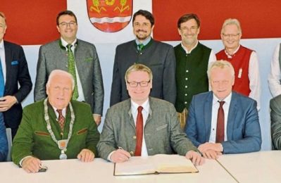 Gruppenfoto bei der Eintragung ins Goldene Buch