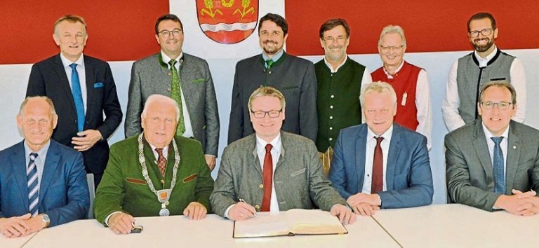 Gruppenfoto bei der Eintragung ins Goldene Buch