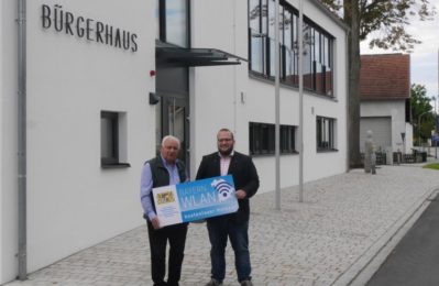 Manfred Krä und Martin Haberl bei der offiziellen Freischaltung des BayernWLAN am Bürgerhaus in Geltolfing