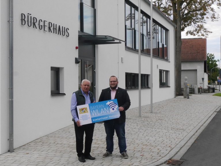 Manfred Krä und Martin Haberl bei der offiziellen Freischaltung des BayernWLAN am Bürgerhaus in Geltolfing