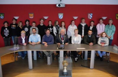 Gruppenfoto beim Empfang der Schülergruppe aus Polen im Rathaus