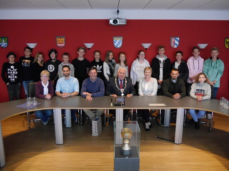 Gruppenfoto beim Empfang der Schülergruppe aus Polen im Rathaus