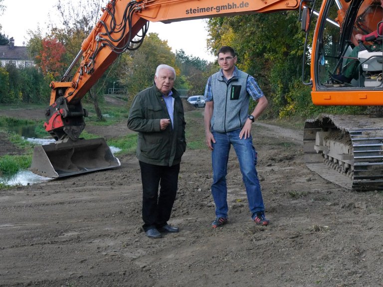 Manfred Krä und Thomas Steindl bei ihrer Besichtigung der Entlandungsmaßnahme