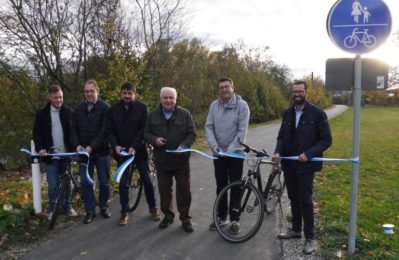 Gruppenfoto bei der offiziellen Freigabe des Radweges