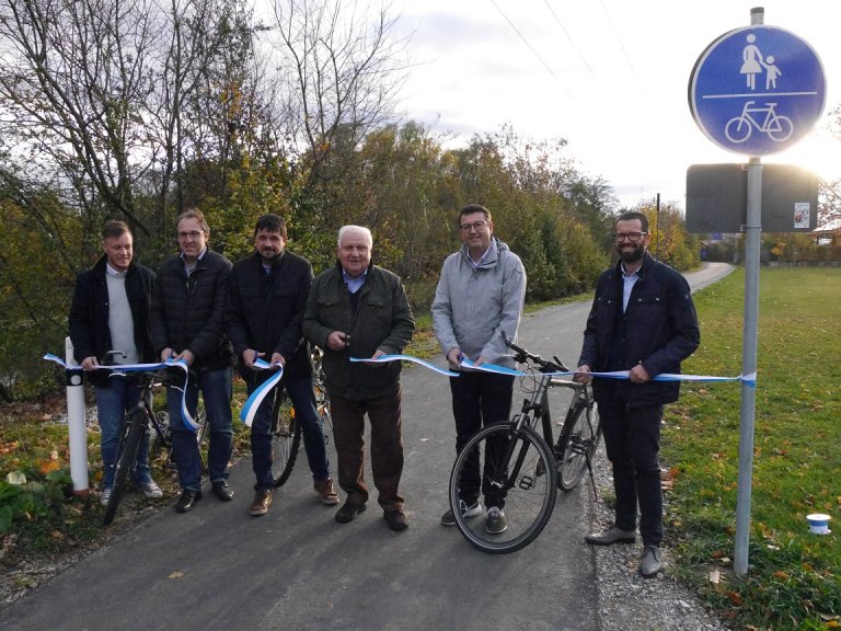 Gruppenfoto bei der offiziellen Freigabe des Radweges