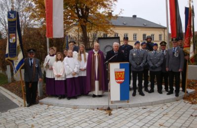 Gruppenfoto beim Trauerakt am Ehrenmal