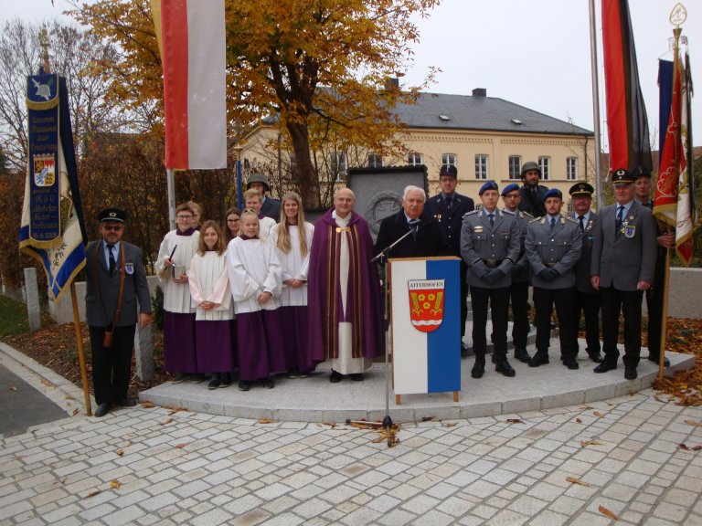 Gruppenfoto beim Trauerakt am Ehrenmal