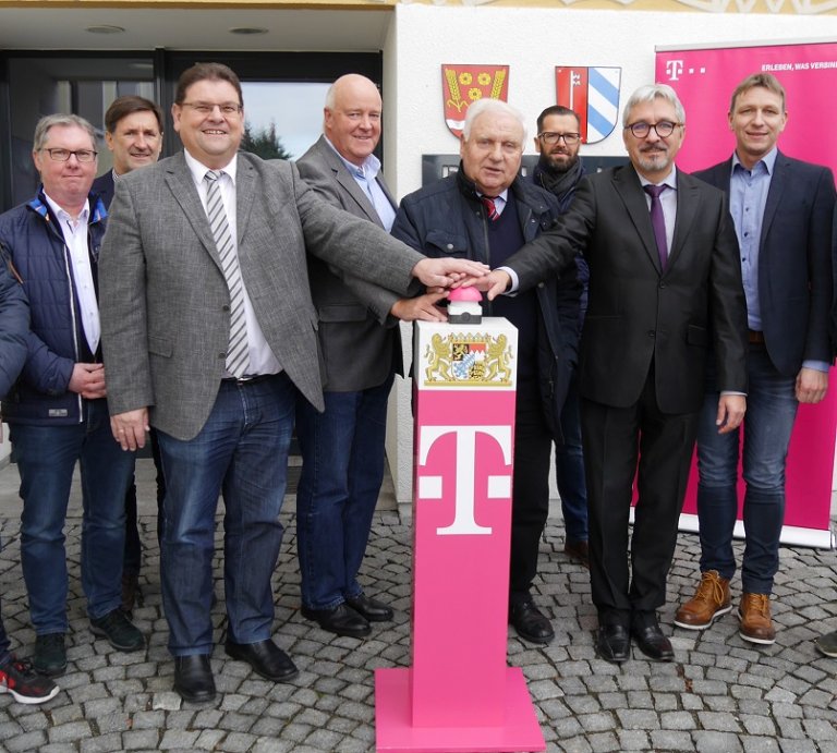 elekom-Vertreter Ingo Beckmann mit Günter Stephan (Geschäftsstellenleiter), Wilhelm Köckeis, Klaus-Johannes Hartlef, Manfred Krä (Erster Bürgermeister), Andreas Dorfner (Ordnungsamt), Markus Münch, Markus Lallinger