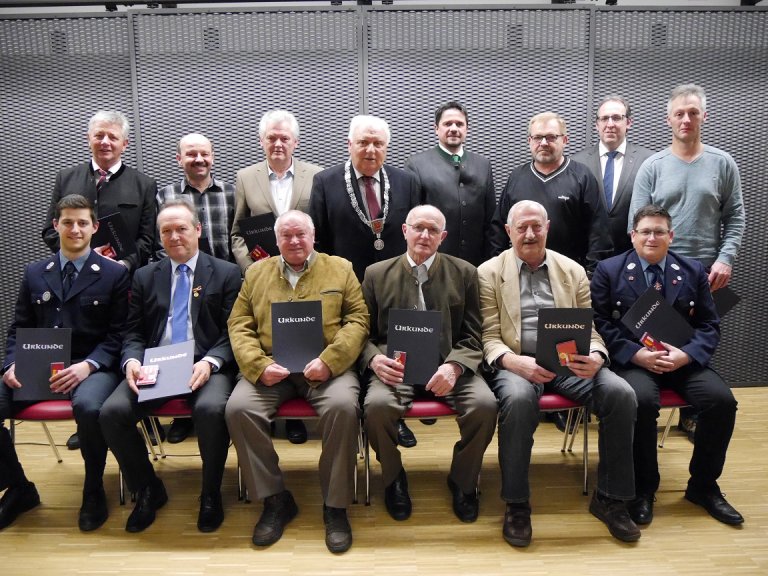 Gruppenfoto bei der Ehrung der Fahnenträger