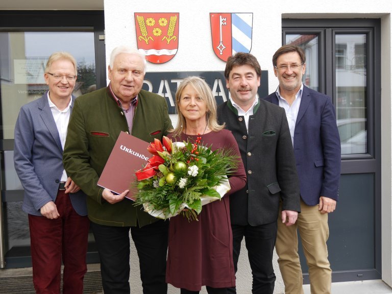 Gruppenfoto bei der Ehrung für 25 Jahre in der Verwaltungsgemeinschaft Aiterhofen