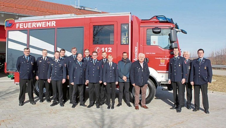 Gruppenfoto bei der offiziellen Üergabe des neue Fahrzeugs an die Feuerwehr Amselfing