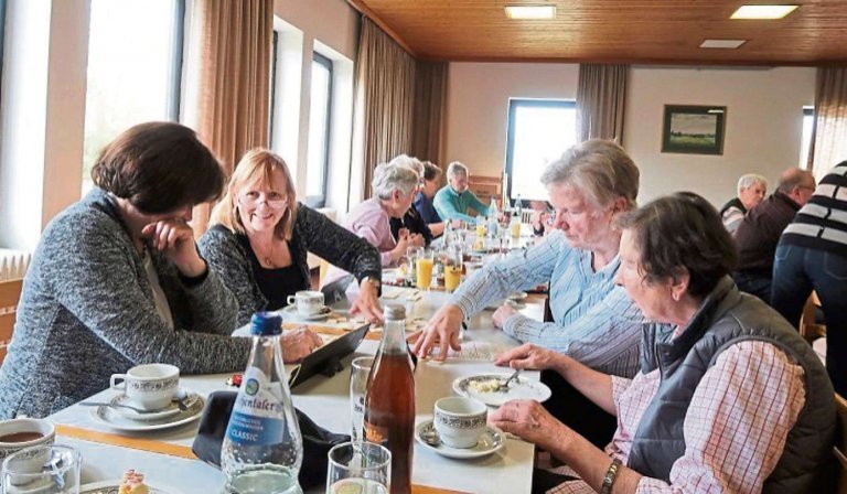 Senioren beim Spielenachmittag der ILE