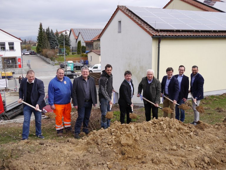 Gruppenfoto beim Spatenstich für die Erweiterung des Rathauses