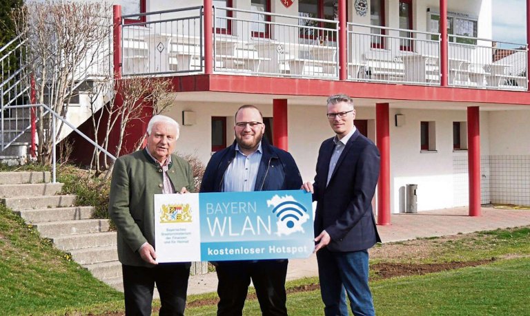 Manfred Krä und Martin Haberl bei der in Betriebnahme des BayernWLAN am Sportzentrum in Aiterhofen