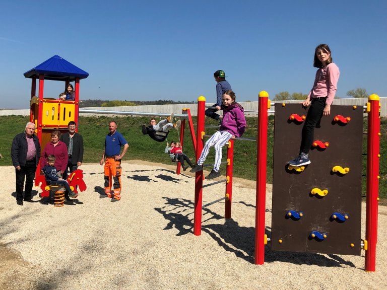 Gruppenfoto beim neuen Kinderspielplatz