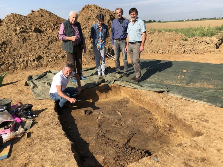 Dr. Ludwig Husty, Manfred Krä, Uta Kirpal M.A. und Dr. Manfred Hilgart sowie Günter Stephan am Fundort