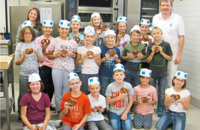 Kinder beim Besuch in der Bäckerei