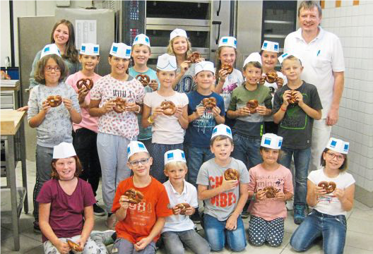 Kinder beim Besuch in der Bäckerei