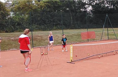 Kinder beim Tennis spielen