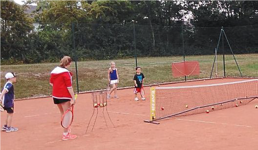 Kinder beim Tennis spielen