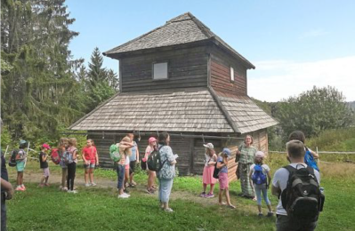 Kinder beim Besuch im Keltendorf Gabreta