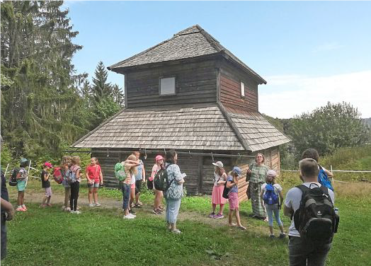 Kinder beim Besuch im Keltendorf Gabreta