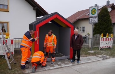 Bürgermeister Manfred Krä mit den gemeindlichen Mitarbeitern beim neuen Buswartehäuschen in Sand