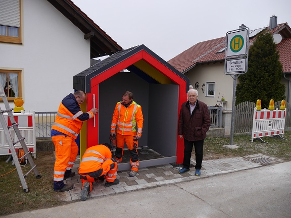 Bürgermeister Manfred Krä mit den gemeindlichen Mitarbeitern beim neuen Buswartehäuschen in Sand