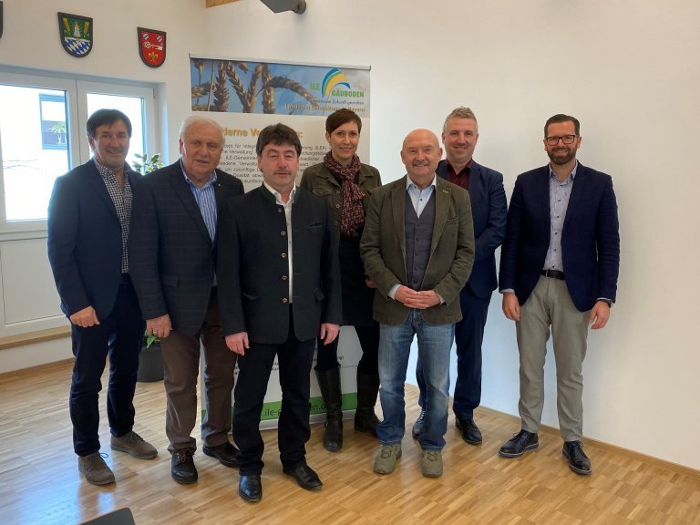 Gruppenfoto bei der Erkundung der Verwaltungszusammenarbeit in der ILE-Gäuboden