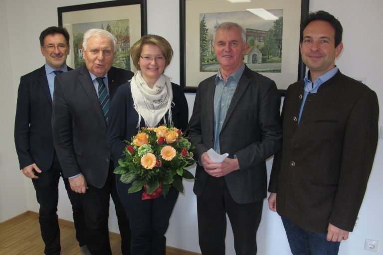 gruppenfoto bei der Aufnahme der neuen vhs-Außenstellenleiterin in Aiterhofen