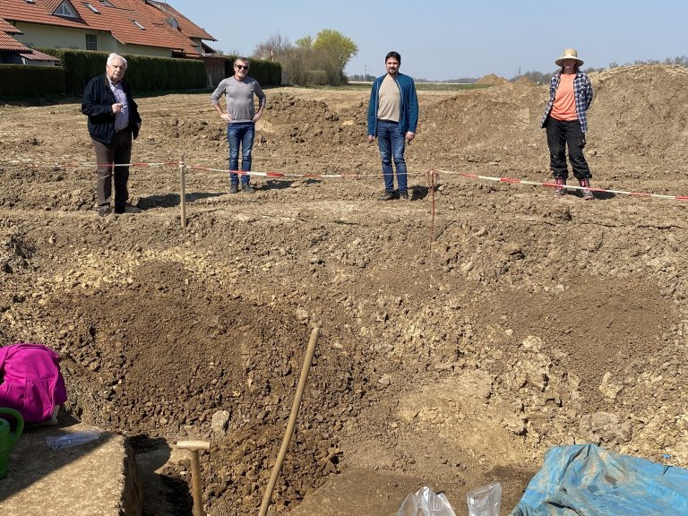 Gruppenfoto neben der Fundstelle