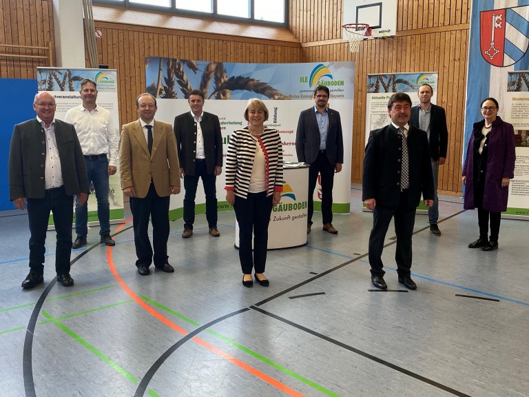 Gruppenfoto bei der ersten Beteiligtenversammlung mit den neuen Bürgermeistern