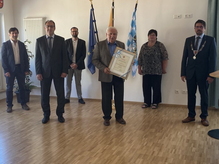 Gruppenfoto bei der offiziellen Ernennung zum Altbürgermeister