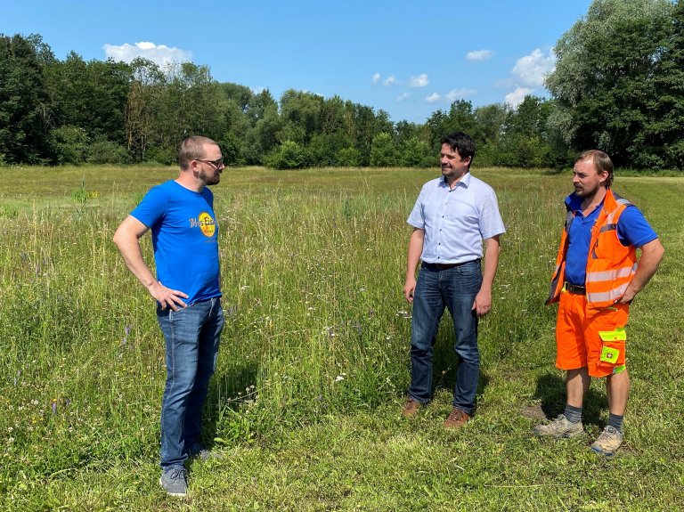 die Verantwortlichen der Gemeinde Aiterhofen in der Natur