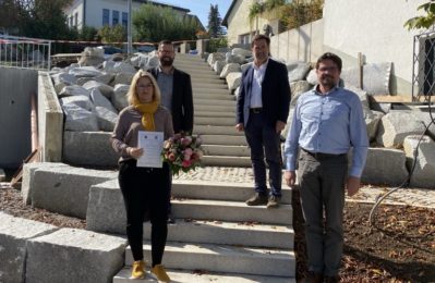 Gruppenfoto: Verwaltungsangestellte Sabine Heininger, stellvertretender Geschäftsstellenleiter Andreas Dorfner, Geschäftsstellenleiter Günter Stephan und Gemeinschaftsvorsitzender Adalbert Hösl