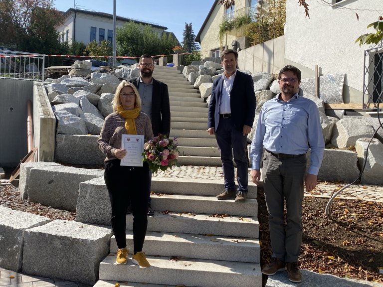 Gruppenfoto: Verwaltungsangestellte Sabine Heininger, stellvertretender Geschäftsstellenleiter Andreas Dorfner, Geschäftsstellenleiter Günter Stephan und Gemeinschaftsvorsitzender Adalbert Hösl