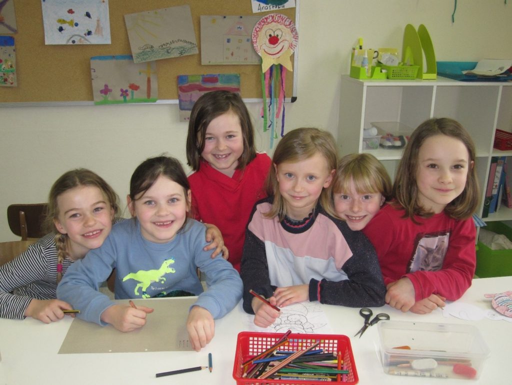 Kinder beim Malen