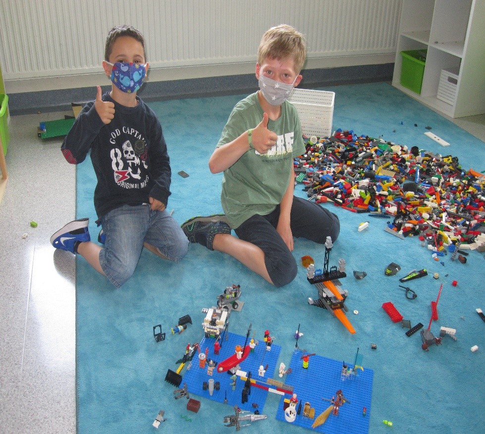 Kinder in der Legoecke